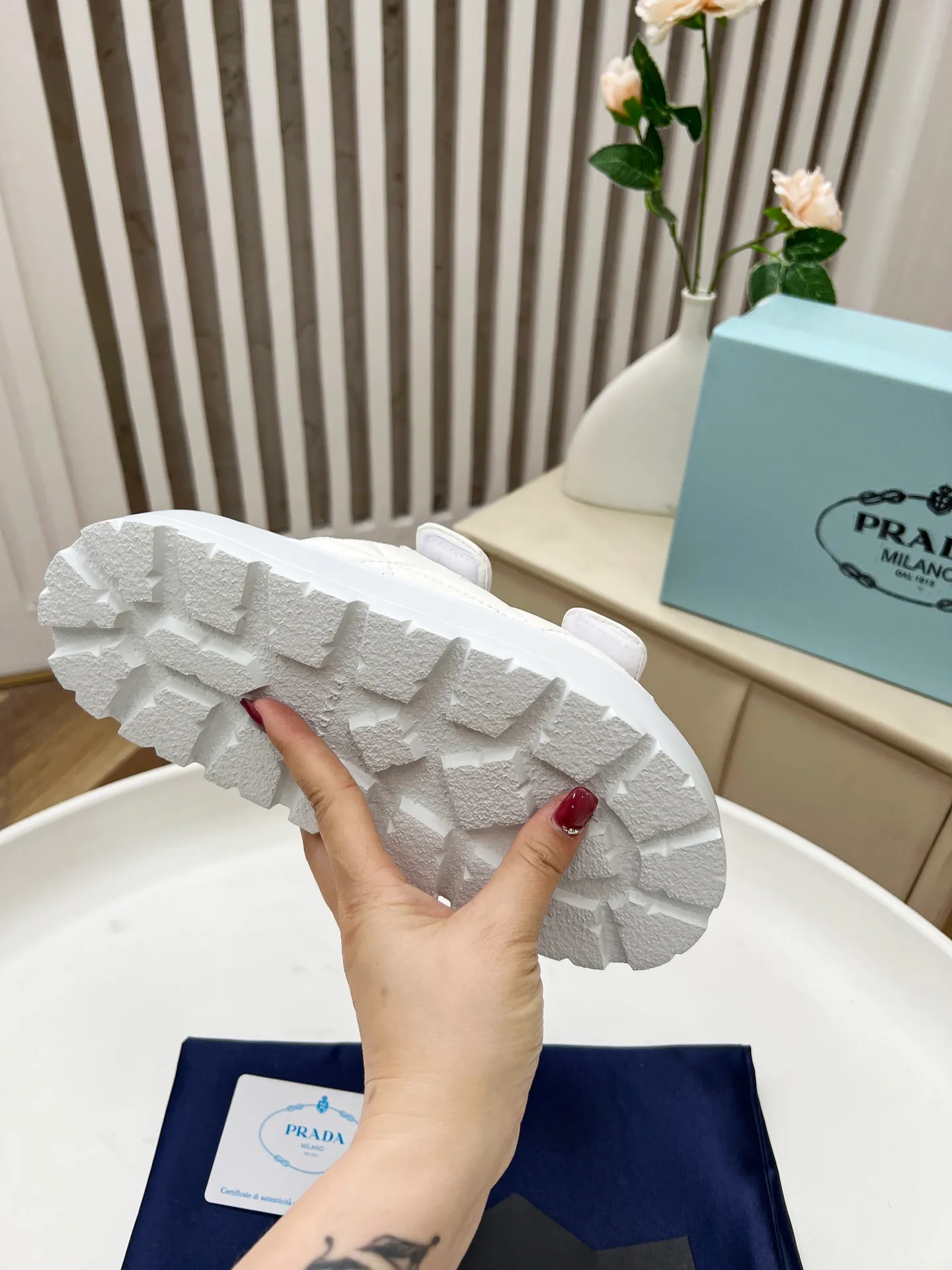 👟👟Ex-factory price 440👟👟 Prada/Prada 25ss summer new couple's beach thick-soled Birkenstock sandals. This shoe style is really a classic design that will not go out of style and is in line with everyone's current pursuit of comfortable and healthy wearing concepts. It is regarded by many domestic and foreign celebrities and fashionistas as an important choice for daily slippers. ✔Upper: imported super soft sheepskin ✔Inner lining: imported sheepskin ✔Hardware: Original molded split hardware ✔Outsole: Ultra-light, wear-resistant and non-slip foam sole ✔Number of yards: 35~40 (custom-made 40 pieces are non-refundable)